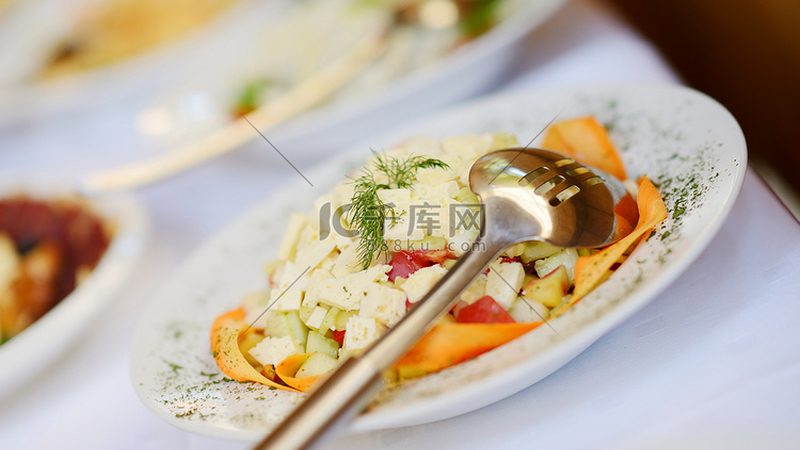 食品招商区域代理费用通常由以下几部分构成：